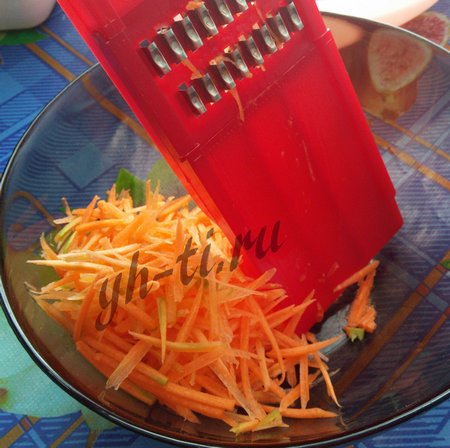 Натереть морковь на терке